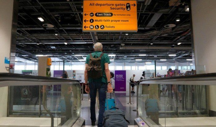 هيثرو يودّع قيود السوائل: ماسحات ذكية تُنهي تفتيش الأجهزة والعبوات الصغيرة