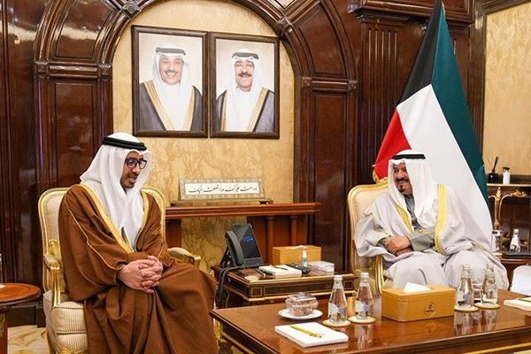 رئيس الوزراء يستقبل نائب رئيس الوزراء وزير خارجية الإمارات