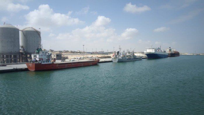 شاهد .. غلق ميناء العريش البحرى بسبب سوء الأحوال الجوية