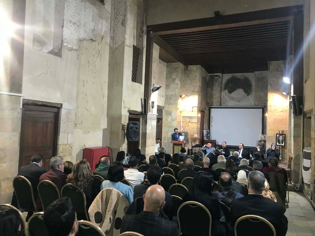 جانب من الحضور بأمسية بيت الشعر العربي جانب من الحضور بأمسية بيت الشعر العربي