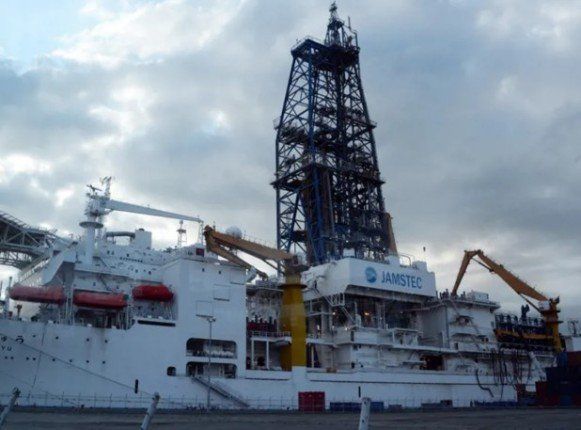 اليابان تعلن نجاح مهمة سفينة الأبحاث اليابانية "تشيكيو" باستخراج عناصر أرضية من عمق البحر