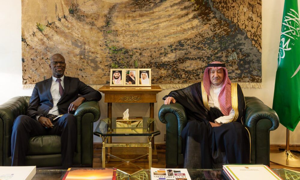 ولي العهد يتلقى رسالة من رئيس السنغال لتعزيز التعاون الثنائي