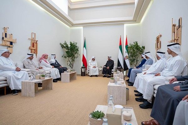 رئيس الإمارات يستقبل سمو رئيس الوزراء على هامش القمة العالمية للحكومات في دبي