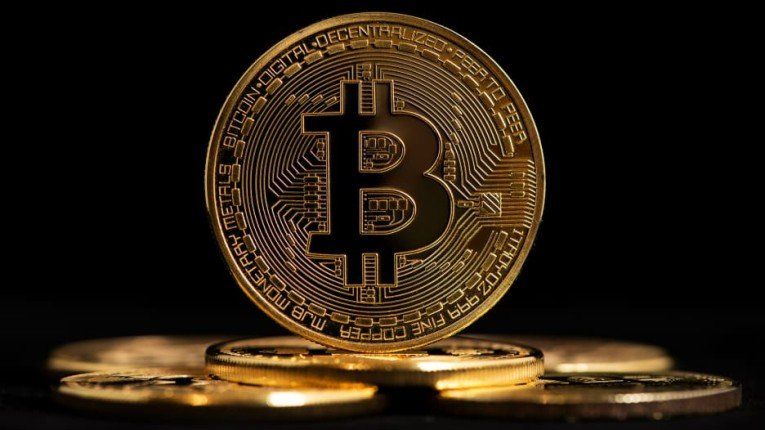 العملات الرقمية تحت الضغط.. بيتكوين تقترب من كسر حاجز 70 ألف دولار