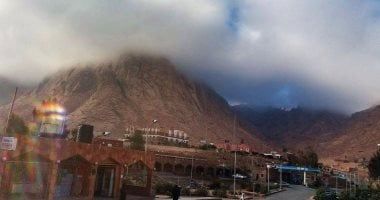 السحاب يشكل لوحة إبداعية فى جبال شدا الأسفل بالمخواة السعودية