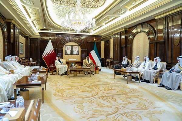 أحمد العبدالله يبحث مع رئيس الوزراء القطري تعزيز التعاون الثنائي وآخر المستجدات الإقليمية والدولية