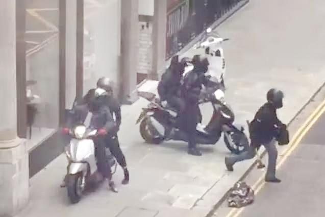 شاهد .. السرقة تلاحق المشاهير في لندن بعد تزايد الحوادث الأمنية