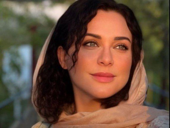 شاهد .. بالحجاب.. سلاف فواخرجي توجه دعاءً لإيران بالأمان والسلام