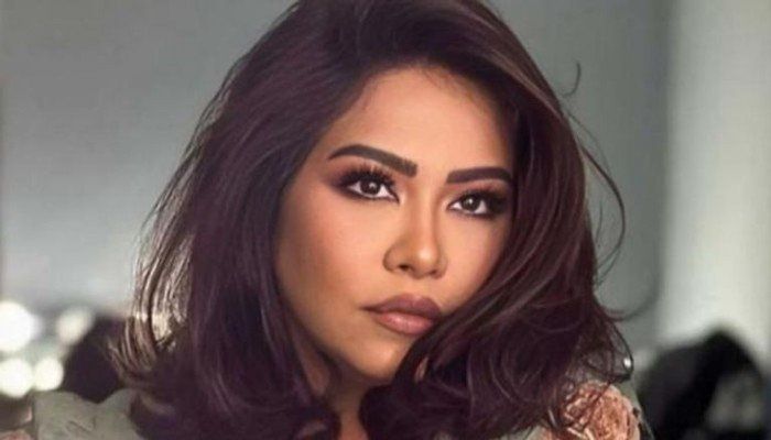 شاهد .. بعد أزمتها الصحية… الغبار يكسو سيارة شيرين عبد الوهاب وملامح العزلة تعود للواجهة