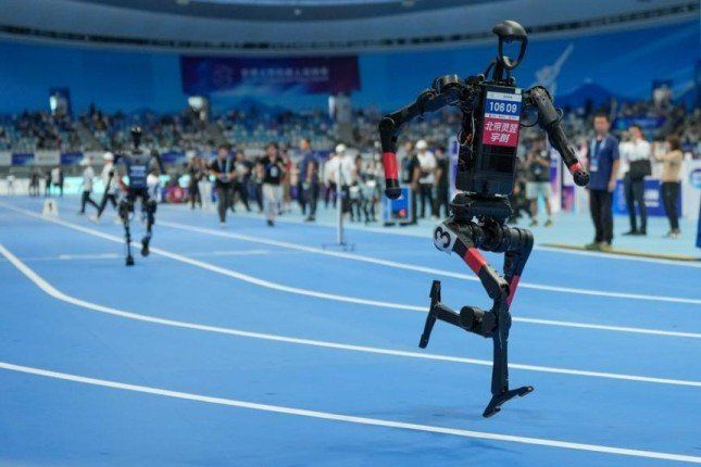 بكين تكشف عن روبوت جديد يتفوق على البشر في سرعة الجري