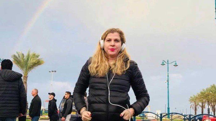 شاهد .. وفاة مفاجئة لمبتكرة مسلسل "طهران" خلال تصوير الموسم الرابع بأثينا