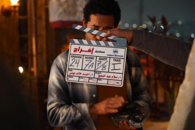 شاهد .. «إفراج» خارج الشاشة.. عمرو سعد يتكفّل بسداد ديون 30 من الغارمين والغارمات