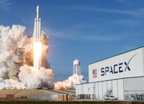 سبيس إكس تطلق 29 قمراً من "ستارلينك" وتهبط بمعزز فالكون 9 في جزر البهاما للمرة الثانية