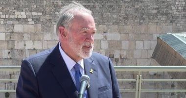 العالم هذا المساء.. ترامب يتحدى المحكمة العليا الأمريكية ويرفع الرسوم الجمركية من 10% لـ15%.. 60 ألف مصلٍ يؤدون العشاء والتراويح فى المسجد الأقصى.. الإمارات تحبط هجمات سيبرانية إرهابية استهدفت بنية تحتية