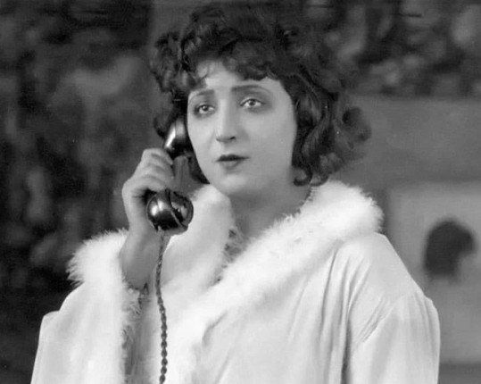 شاهد .. مهرجان أسوان الدولي لأفلام المرأة يكرّم رائدة السينما المصرية بإطلاق اسم عزيزة أمير على دورته العاشرة