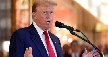 العالم هذا المساء.. ترامب يتحدى المحكمة العليا الأمريكية ويرفع الرسوم الجمركية من 10% لـ15%.. 60 ألف مصلٍ يؤدون العشاء والتراويح فى المسجد الأقصى.. الإمارات تحبط هجمات سيبرانية إرهابية استهدفت بنية تحتية