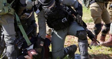 باختصار.. أهم الأخبار العربية والعالمية حتى الظهيرة.. الاحتلال الإسرائيلى يشن حملة اعتقالات بالضفة الغربية.. النمسا تحول منزل هتلر لمركز شرطة.. إدارة مكافحة الإرهاب الباكستانية تحبط هجوما إرهابيا بإقليم خيبر