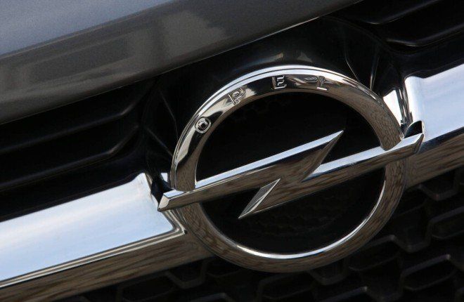 Opel تستدعي أكثر من 900 ألف سيارة بسبب خلل في وسادات Takata