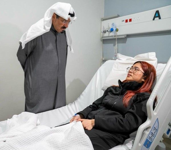 رئيس الوزراء يزور مستشفى الفروانية للاطمئنان على المصابين جراء الهجوم الذي استهدف المطار