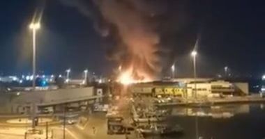 تصاعد أعمدة كثيفة من الدخان في منطقة ميناء زايد بأبوظبي