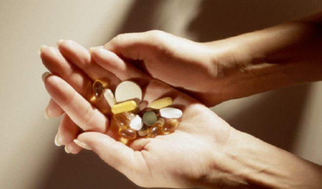 خبراء يحذرون من الإفراط في المكملات الغذائية: "الجرعات المزدوجة" قد تتحول إلى خطر صحي