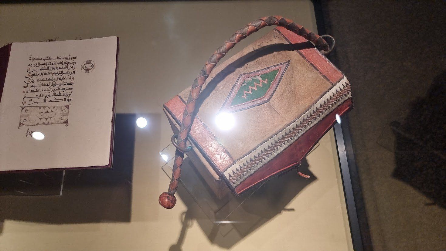 "من أنامل المصريين إلى بيت الله الحرام: خيوط نور تصنع كسوة الكعبة"