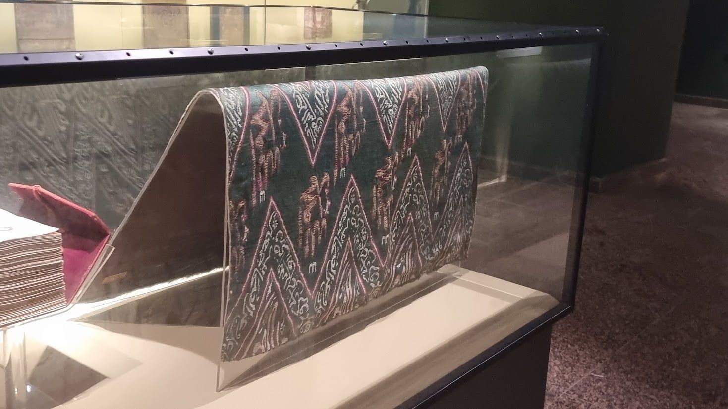 "من أنامل المصريين إلى بيت الله الحرام: خيوط نور تصنع كسوة الكعبة"