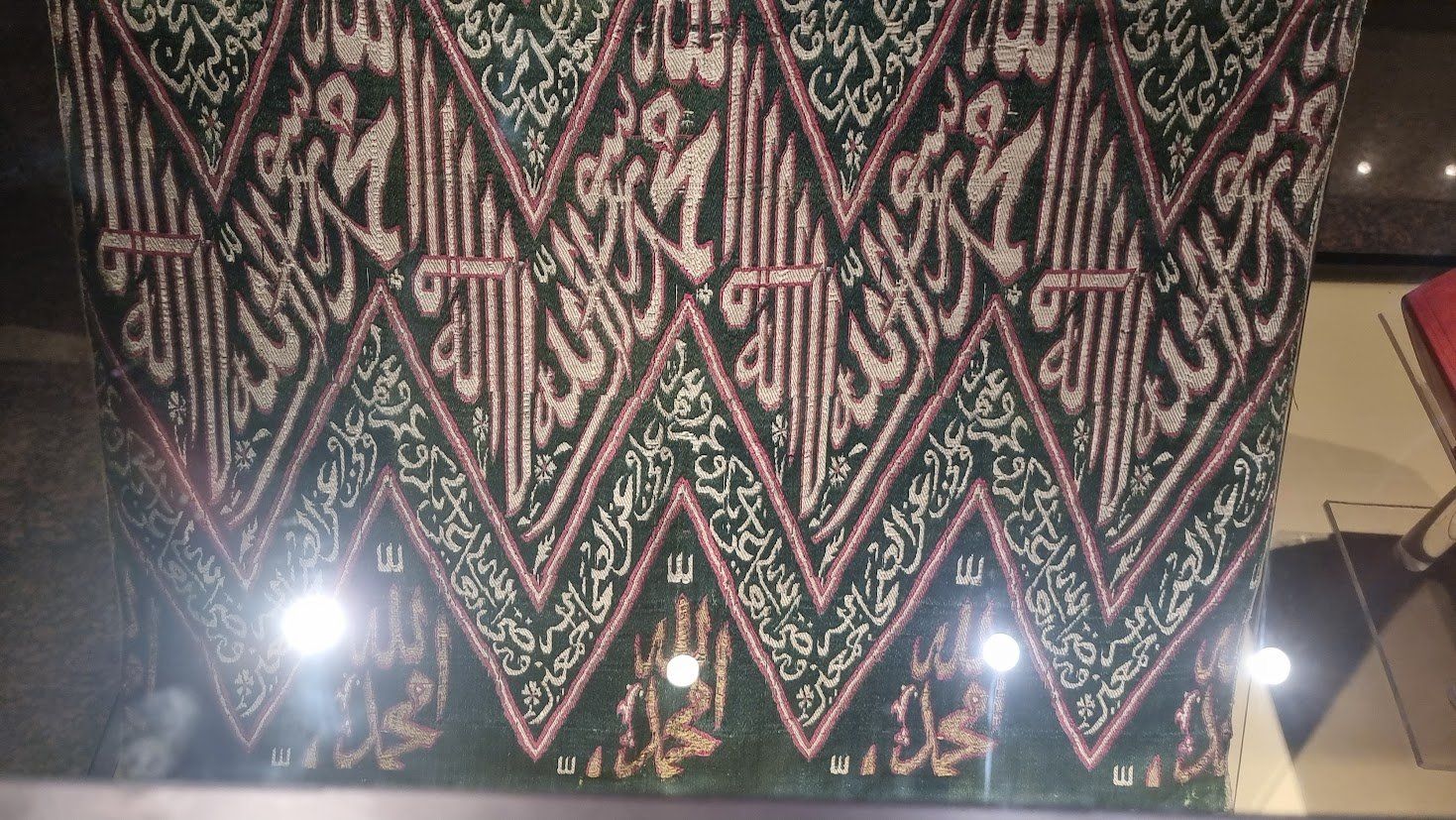 "من أنامل المصريين إلى بيت الله الحرام: خيوط نور تصنع كسوة الكعبة"