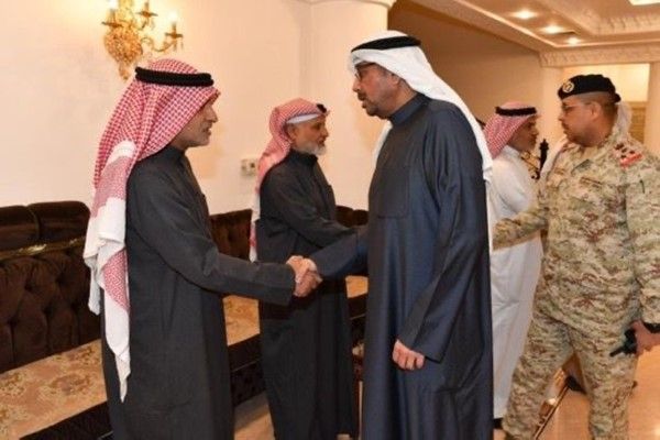 وزير الدفاع يزور أهالي شهداء العمليات الحربية لتقديم واجب العزاء