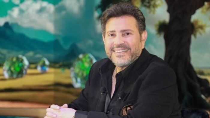 شاهد .. بعد شائعات الوفاة.. تفاصيل الحالة الصحية للفنان هاني شاكر داخل العناية المركزة
