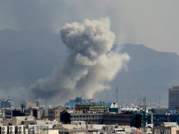 إسرائيل تنفذ موجة هجمات واسعة على مواقع في طهران وغرب إيران