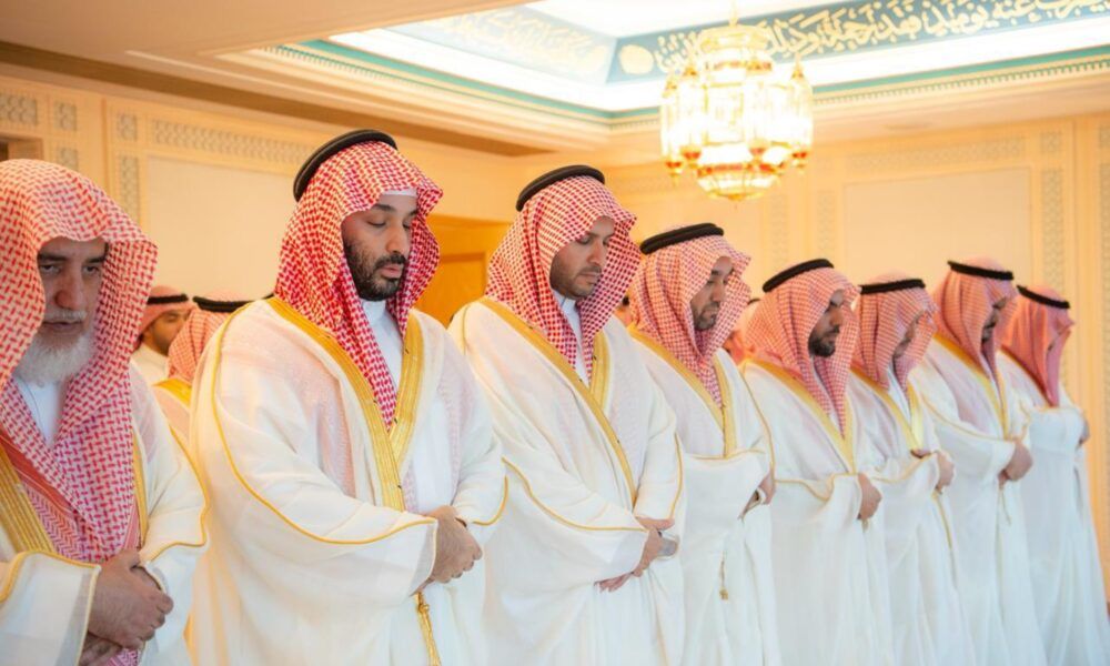 ولي العهد يؤدي صلاة عيد الفطر في المسجد الحرام بمكة