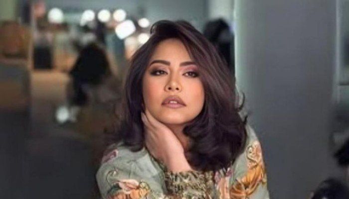 شاهد .. اتفرج بالفيديو.. الفنانة شيرين عبد الوهاب تظهر في مقطع مصور مع ابنتها بعد غياب طويل