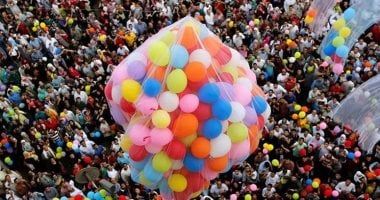 طقوس عيد الفطر في العالم العربي والإسلامي.. قواسم مشتركة للفرح تجمع الشعوب رغم اختلاف العادات.. من كعك العيد في مصر إلى "ليباران" إندونيسيا و"شكر بايرام" بتركيا.. احتفالات متشابهة وروح واحدة تجمع الشعوب.. صور