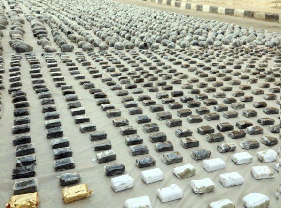 شاهد .. ضربة أمنية لتجار السموم.. .ضبط كميات ضخمة من المواد المخدرة في السويس