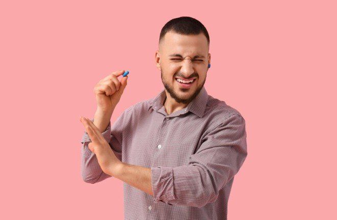 تحذير طبي: الاستخدام المتكرر لسدادات الأذن قد يسبب التهابات ومشكلات سمعية