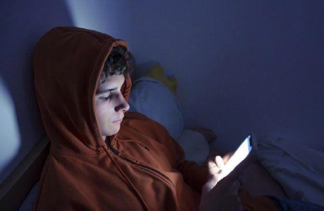 دراسة تحذّر: الاستخدام المفرط للهاتف قد يسرّع ظهور الشيب والتجاعيد