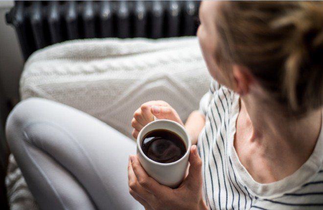 تحذير صحي: شرب القهوة فور الاستيقاظ قد يؤثر على توازن الجسم والطاقة