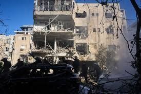 تضرر مبنى مكوّن من أربعة طوابق في تل أبيب بعد سقوط شظية صاروخ إيراني