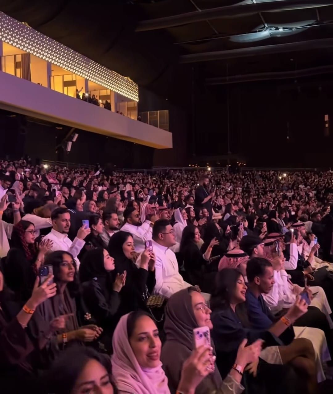 أنغام تتألق فى حفلها بجدة وتشعل حماس الجمهور ونادر حمدى يشاركها.. صور