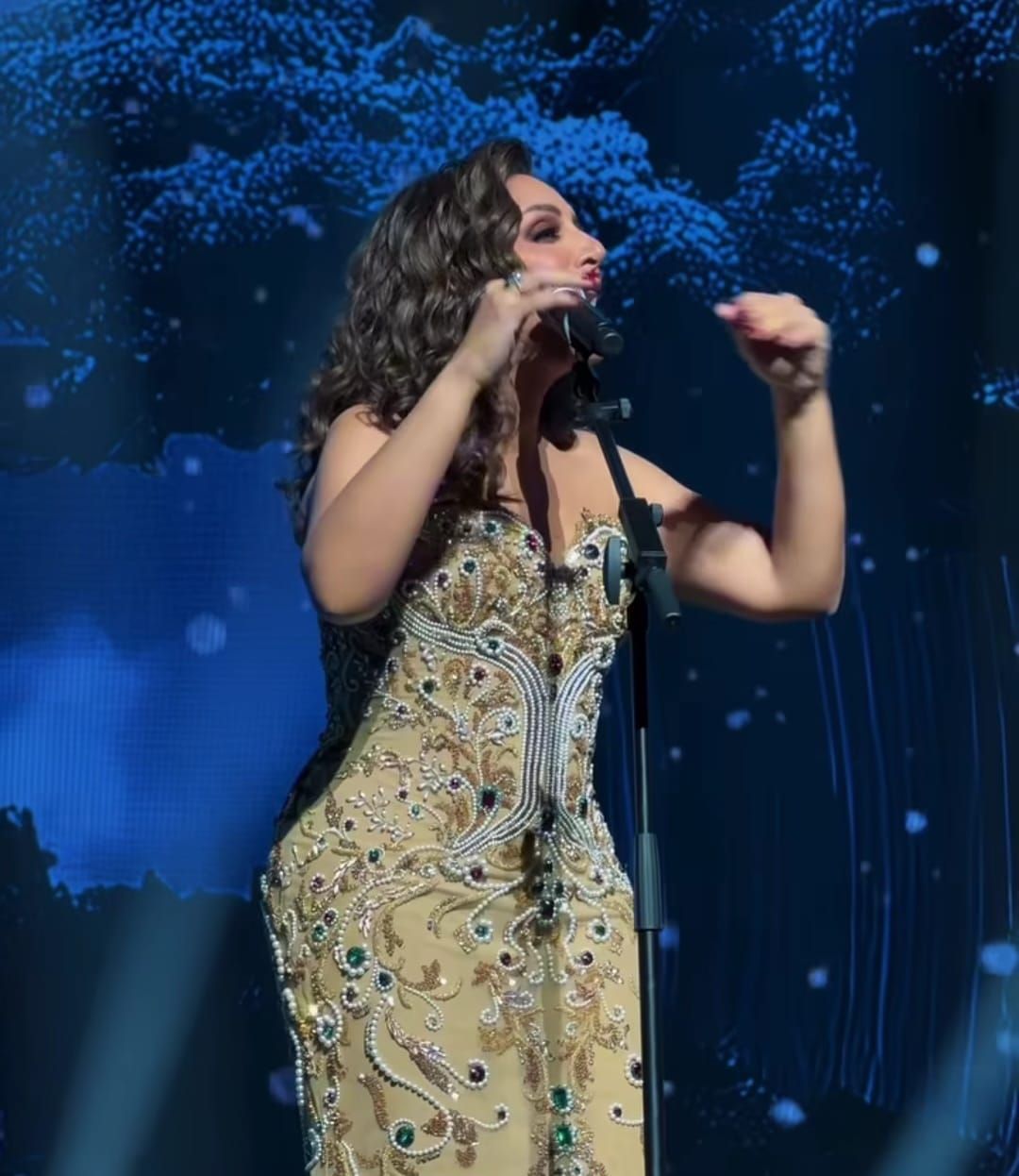 أنغام تتألق فى حفلها بجدة وتشعل حماس الجمهور ونادر حمدى يشاركها.. صور