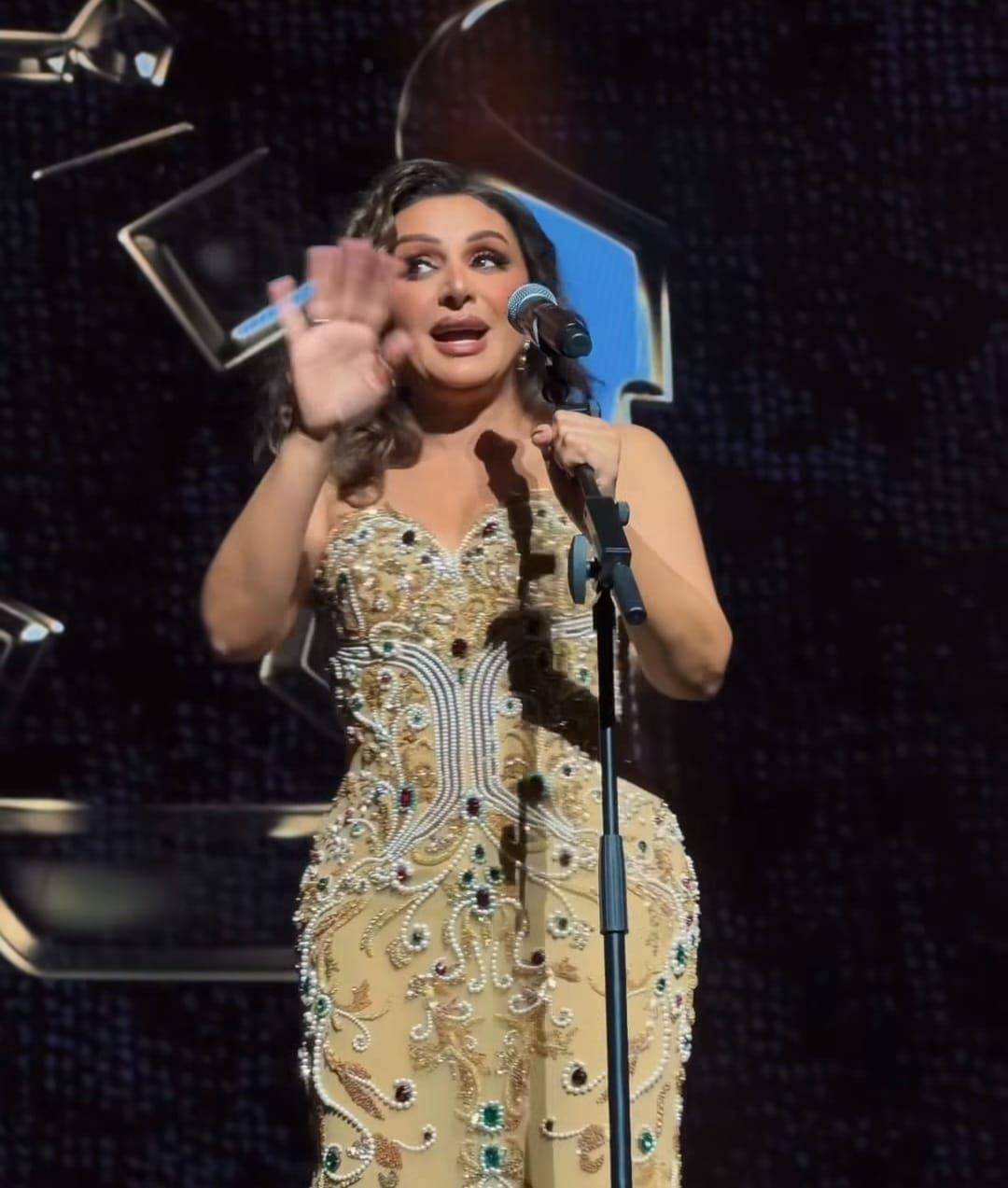 أنغام تتألق فى حفلها بجدة وتشعل حماس الجمهور ونادر حمدى يشاركها.. صور