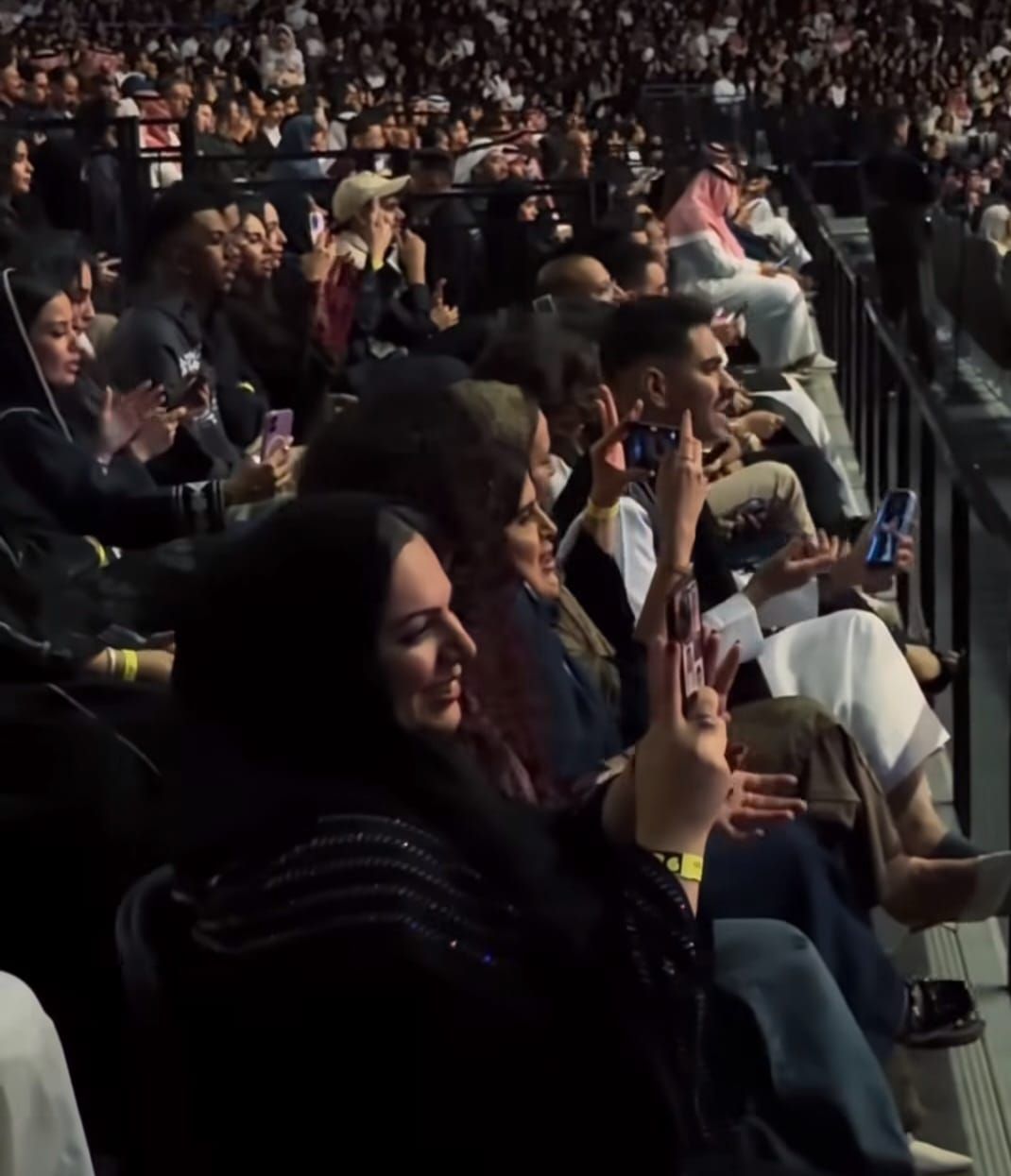 أنغام تتألق فى حفلها بجدة وتشعل حماس الجمهور ونادر حمدى يشاركها.. صور