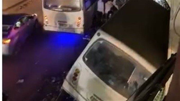 شاهد .. حادث مروري مروع بالدائري.. أتوبيس يخترق بلكونة عمارة في نزلة أحمد عرابي