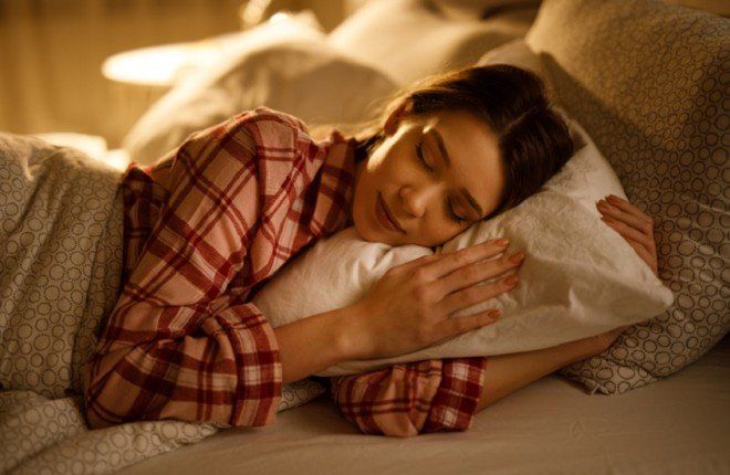 علاج طبيعي للأرق.. مشروب بسيط يعزز النوم ويضبط الساعة البيولوجية