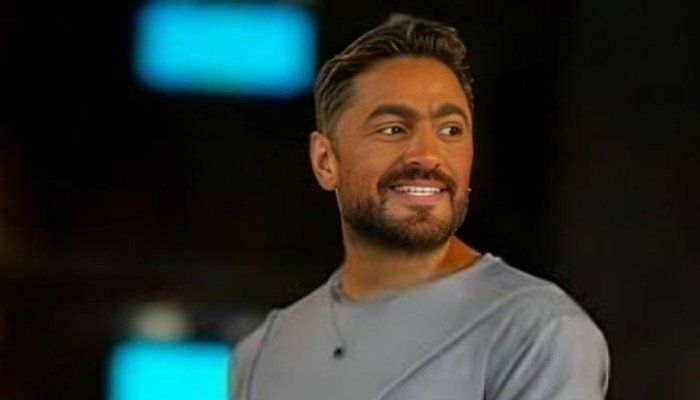 شاهد .. تامر حسني يشيد بالسفير الفرنسي بعد وصلة رقص على المسرح: «إنسان بسيط وفرفوش»