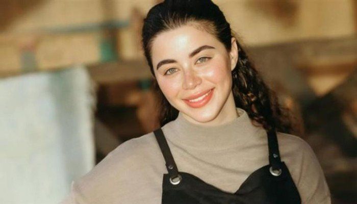 شاهد .. يارا السكري تتألق بإطلالة أنيقة بالعباءة.. وتعلّق على شائعات ارتباطها بأحمد العوضي