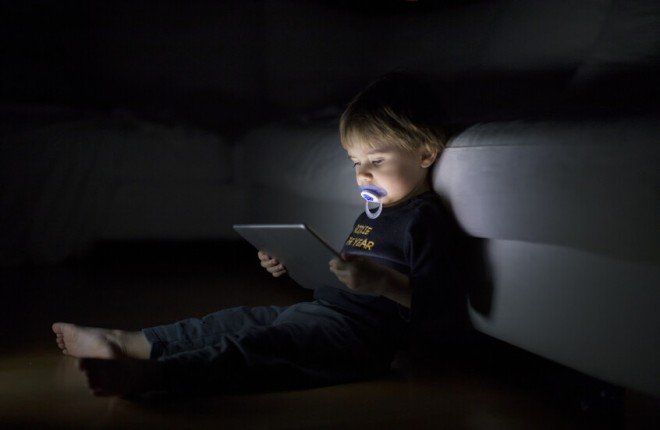 7 أضرار قد تخفيها الشاشات على صحة طفلك