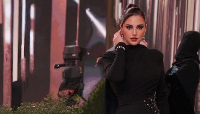 شاهد .. الأسود عنوان أناقتها… درة تخطف الأنظار بإطلالات لافتة وتكشف سر اختيارها