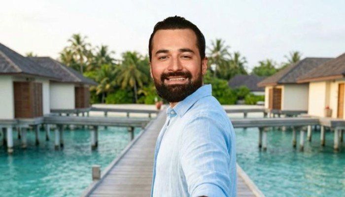 شاهد .. بصورة «شهر عسل» مزيفة.. أحمد حاتم يرد بسخرية على شائعات زواجه